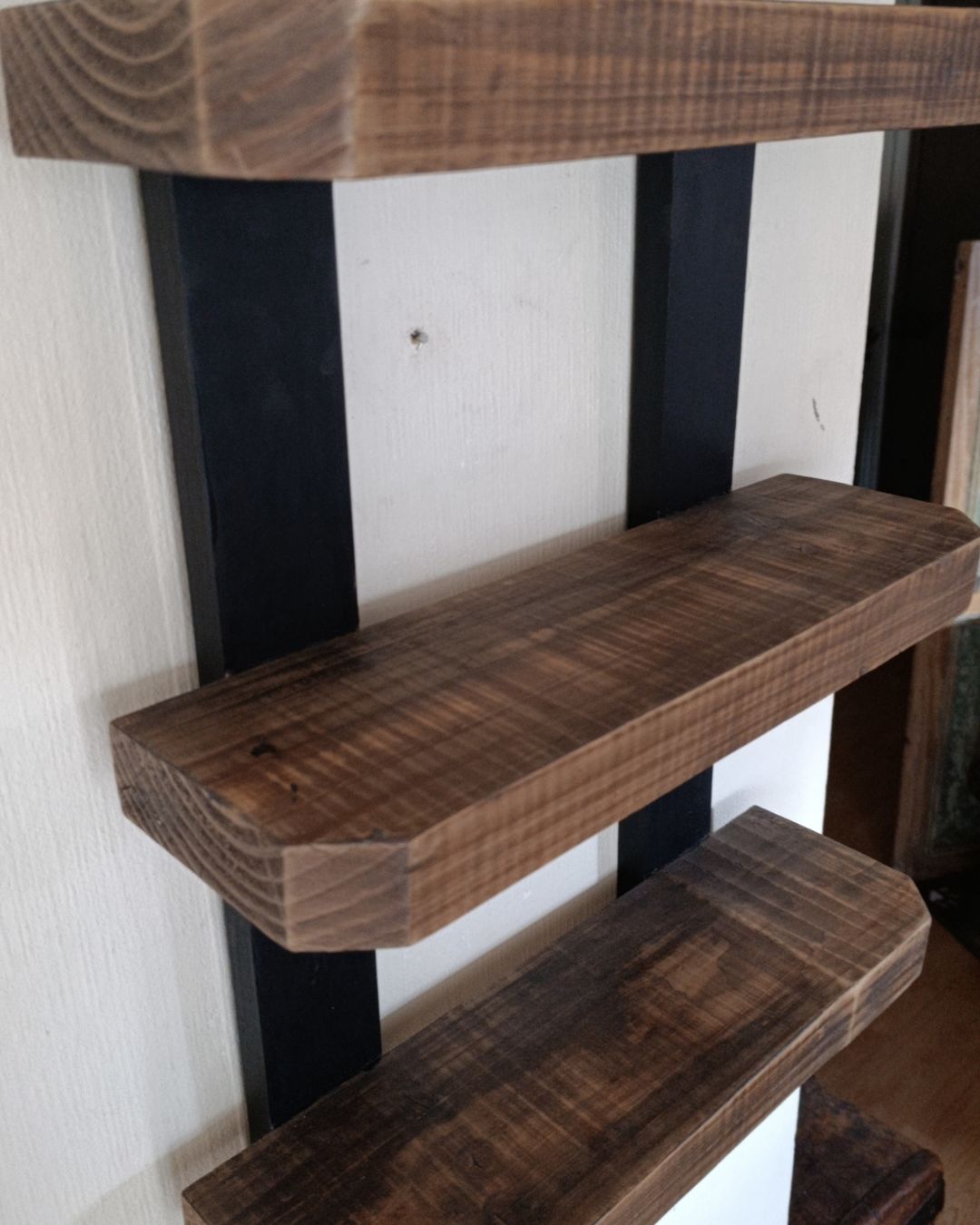 Repisa Industrial de Madera con Codos de Cobre