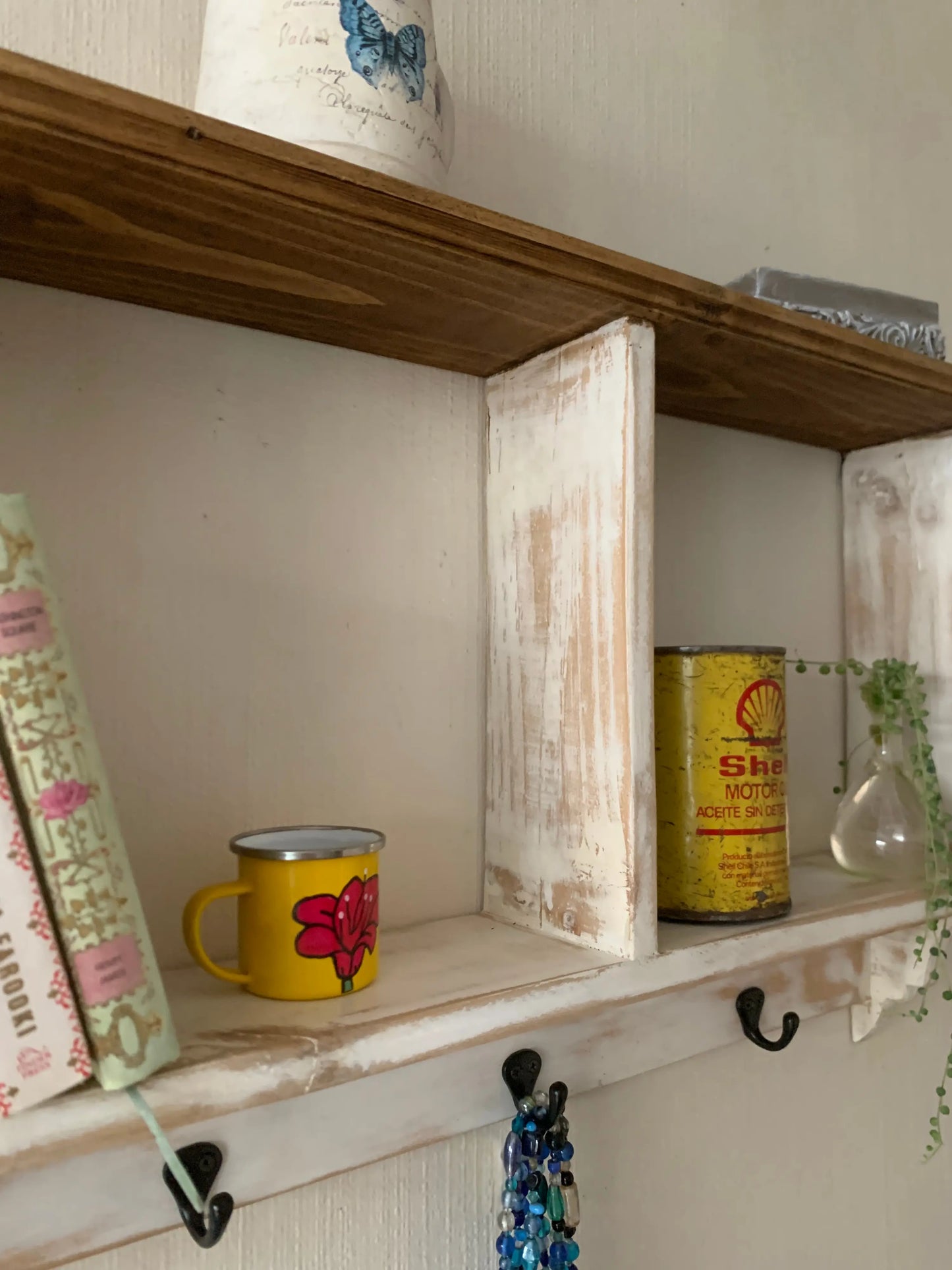 Repisa Vintage de Madera Reciclada con Ganchos