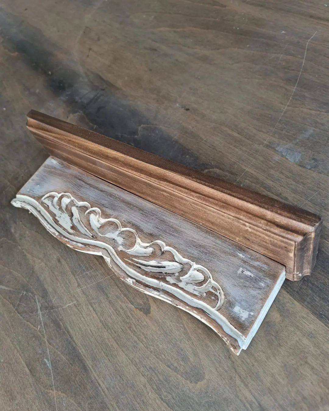 Repisa de madera tallada pequeña blanco lavado