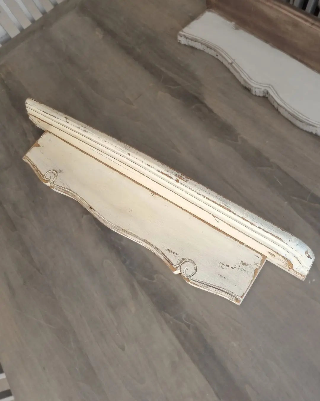 Repisa de madera con cubierta blanca y madera