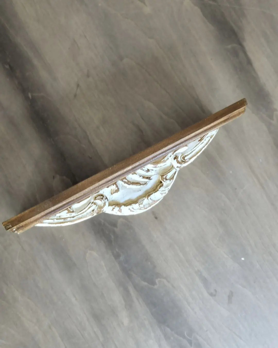 Repisa de madera tallada pequeña