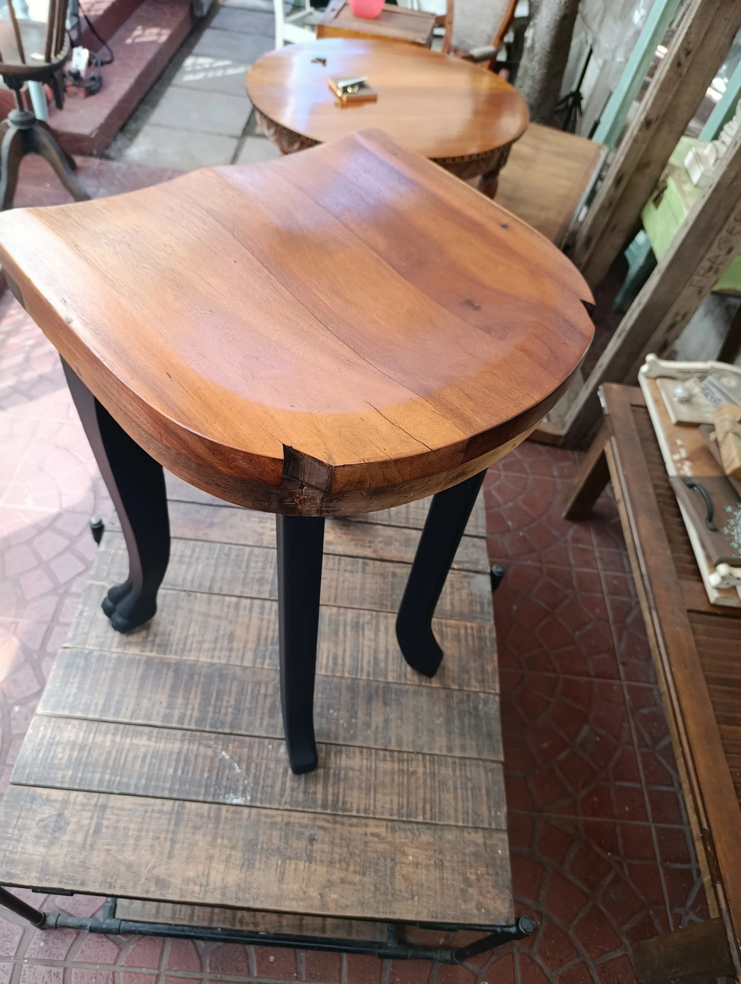 Taburete_patitas_de_leon_asiento