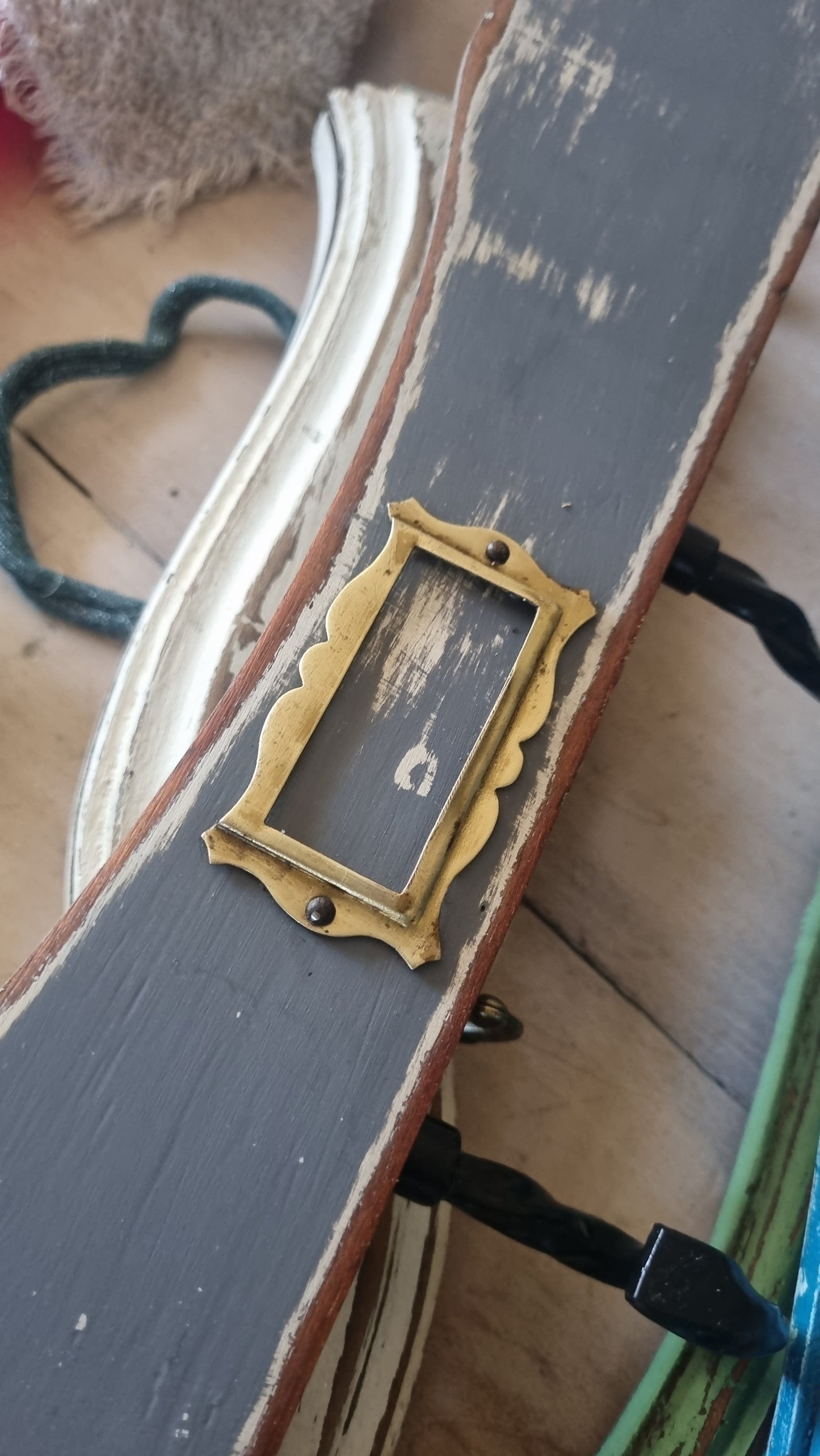 Percheros para llaves y accesorios hechos de tapas de cajones y maderas talladas