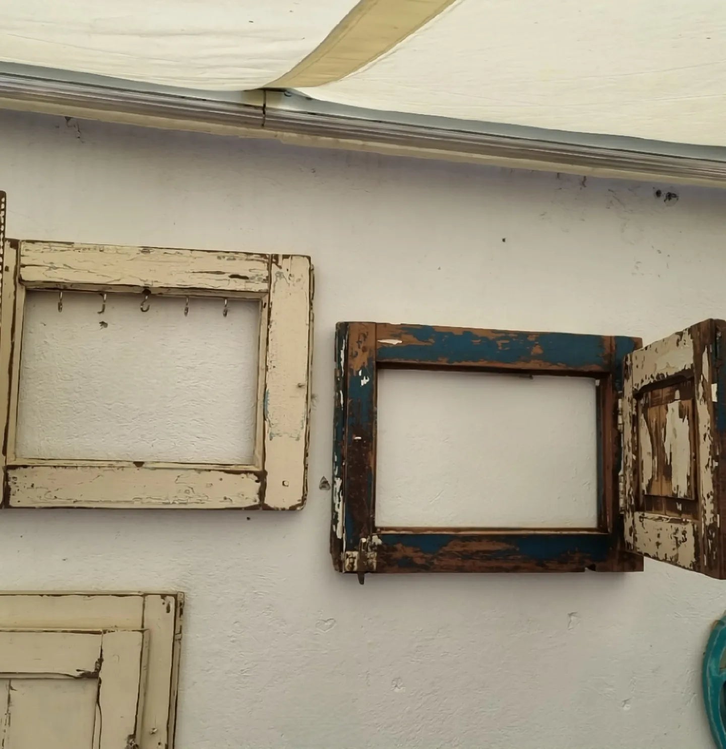 Perchero cubre automaticos hecho de postigo con puerta