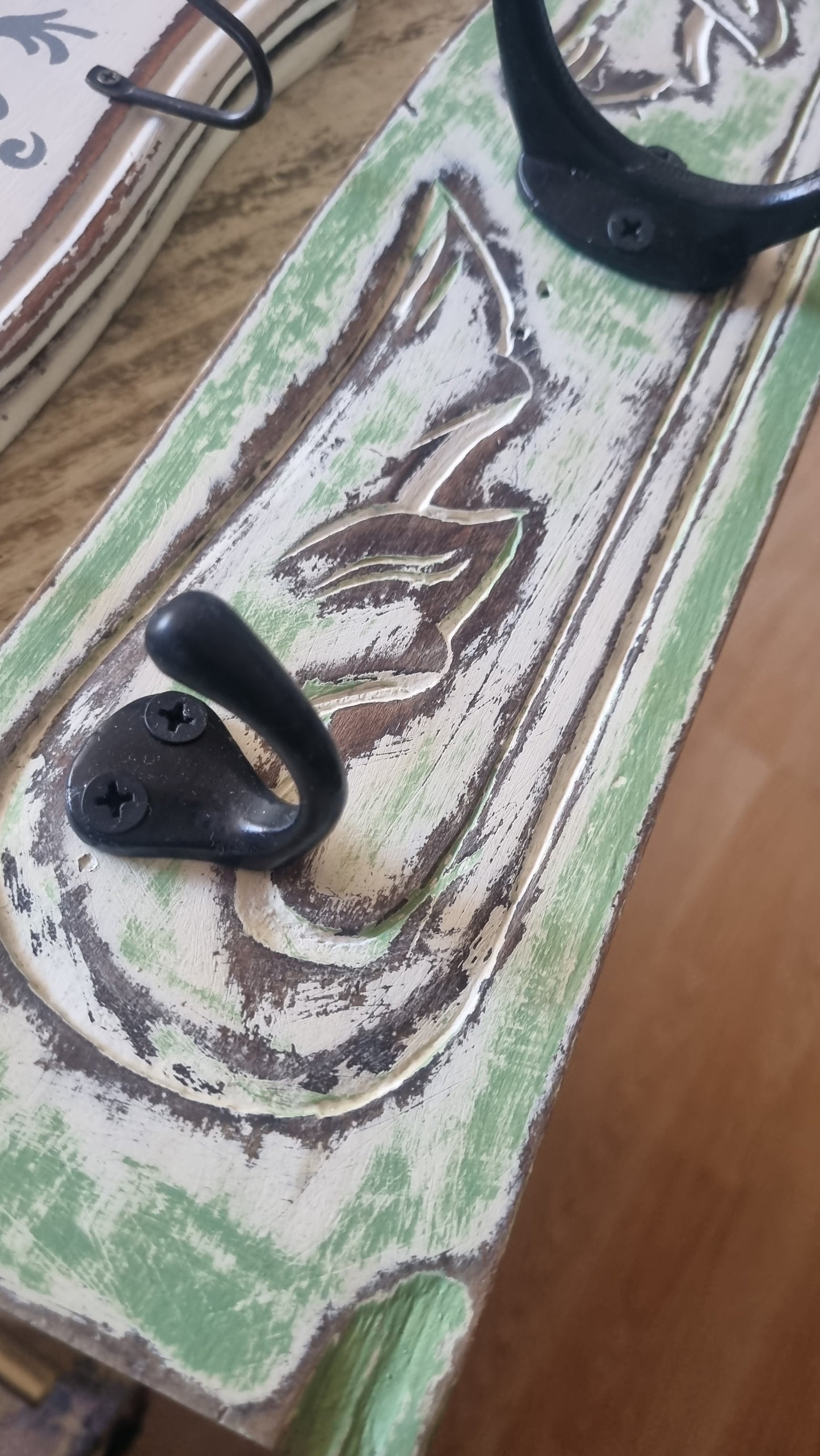 Percheros para llaves y accesorios hechos de tapas de cajones y maderas talladas