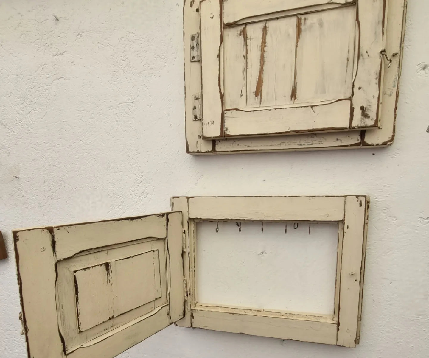 Perchero cubre automaticos hecho de postigo con puerta