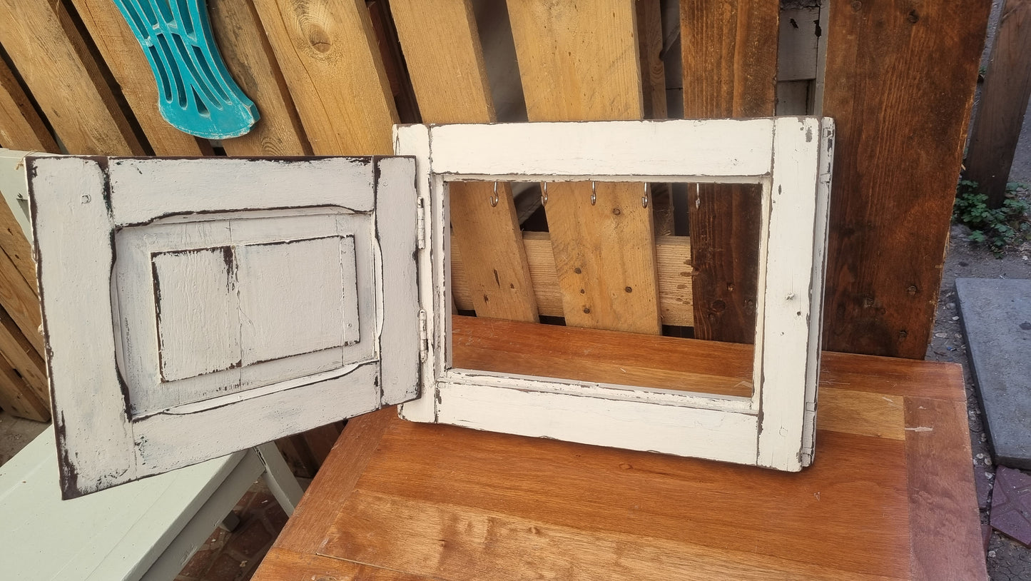Perchero cubre automaticos hecho de postigo con puerta