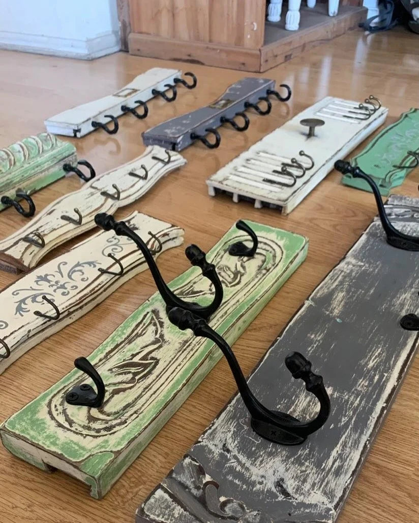 Percheros para llaves y accesorios hechos de tapas de cajones y maderas talladas