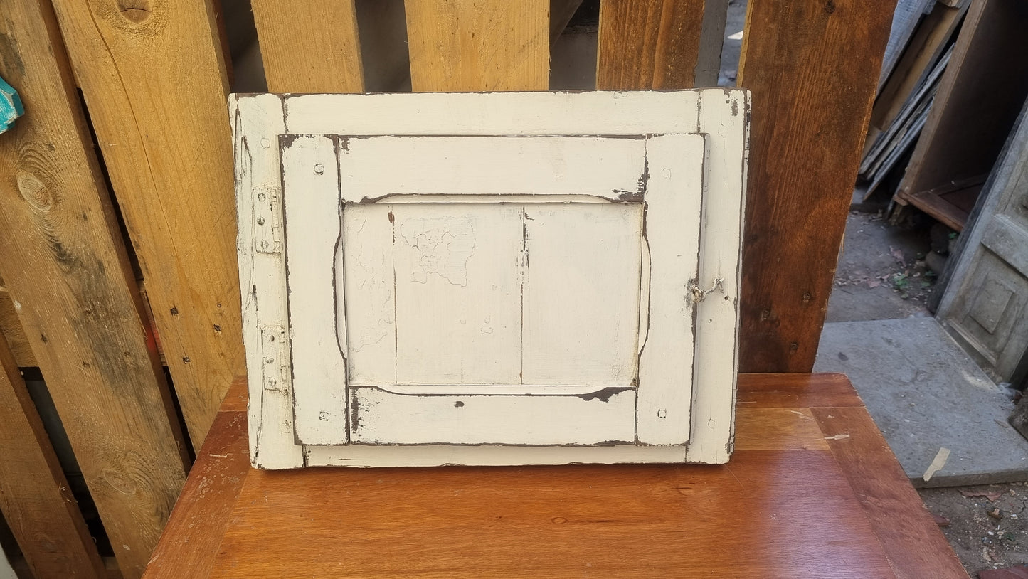 Perchero cubre automaticos hecho de postigo con puerta