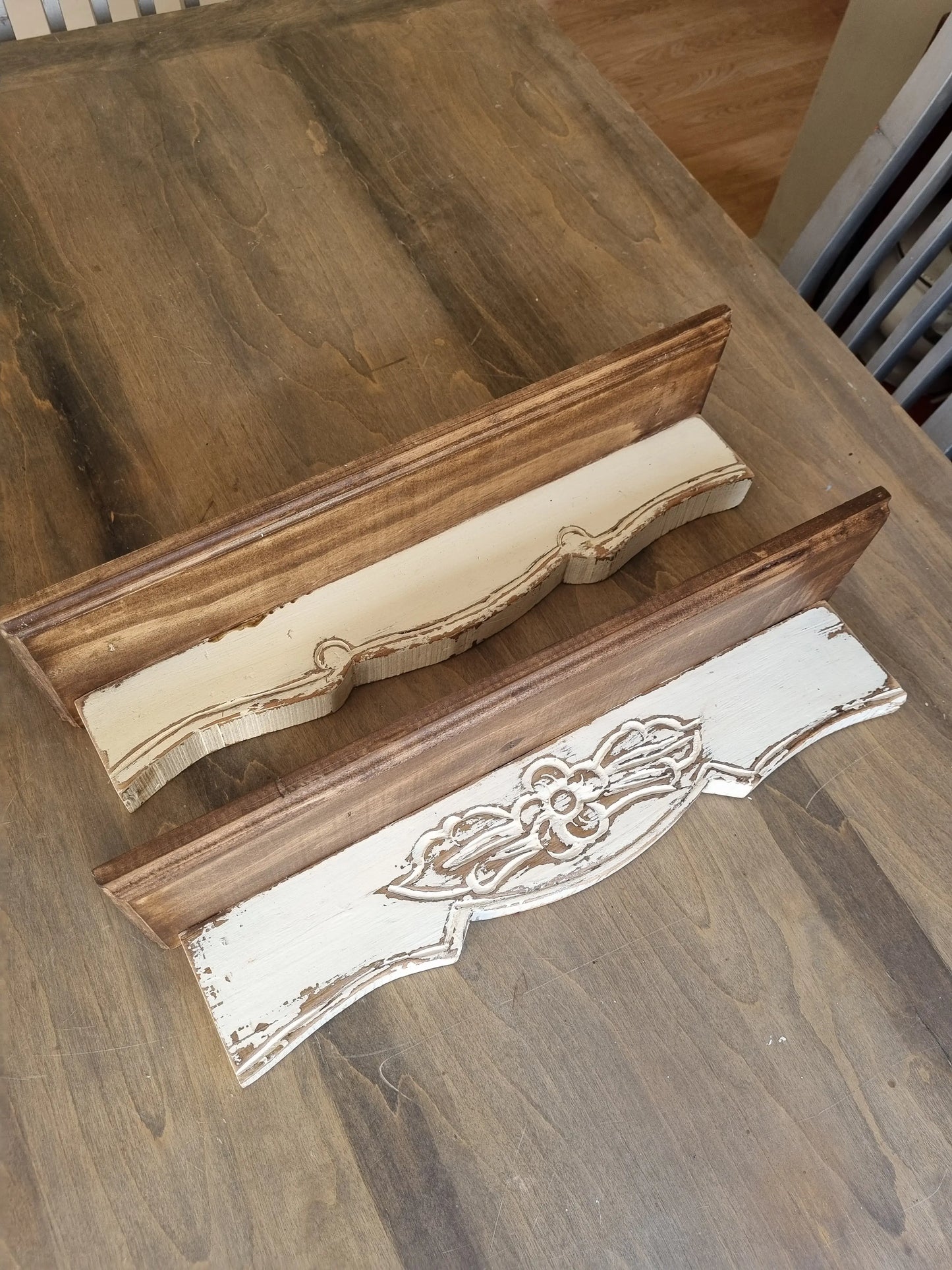 Repisa de madera tallada blanca