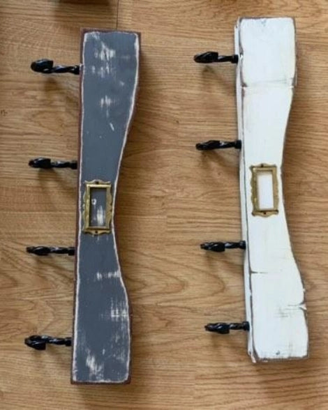 Percheros para llaves y accesorios hechos de tapas de cajones y maderas talladas