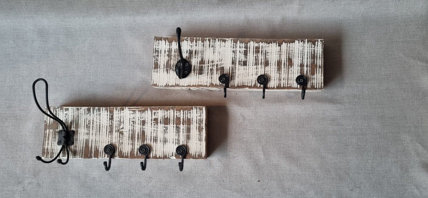 Perchero de Madera de Demolición con Ganchos Antiguos – 43 x 13 cm