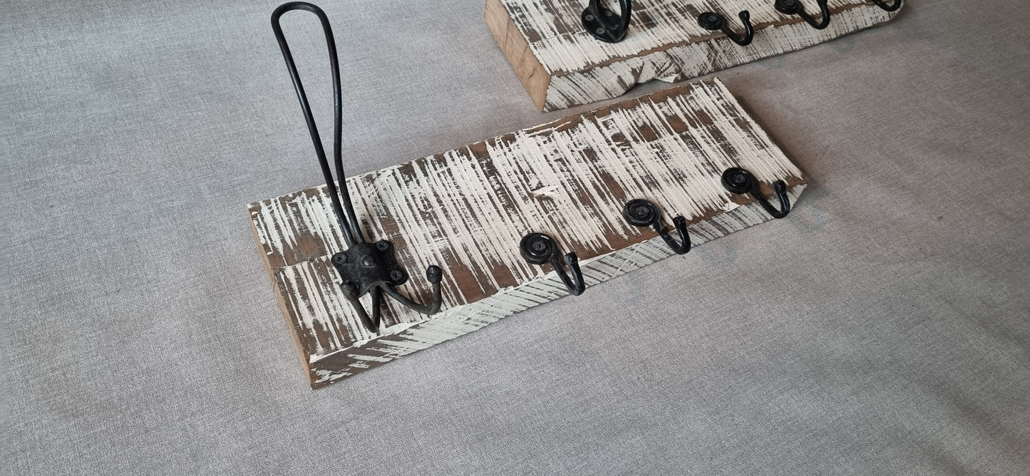 Perchero de Madera de Demolición con Ganchos Antiguos – 43 x 13 cm