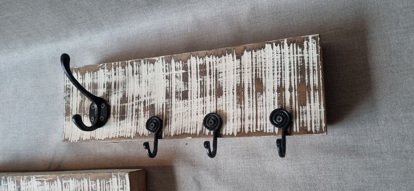 Perchero de Madera de Demolición con Ganchos Antiguos – 43 x 13 cm
