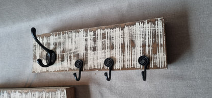 Perchero de Madera de Demolición con Ganchos Antiguos – 43 x 13 cm