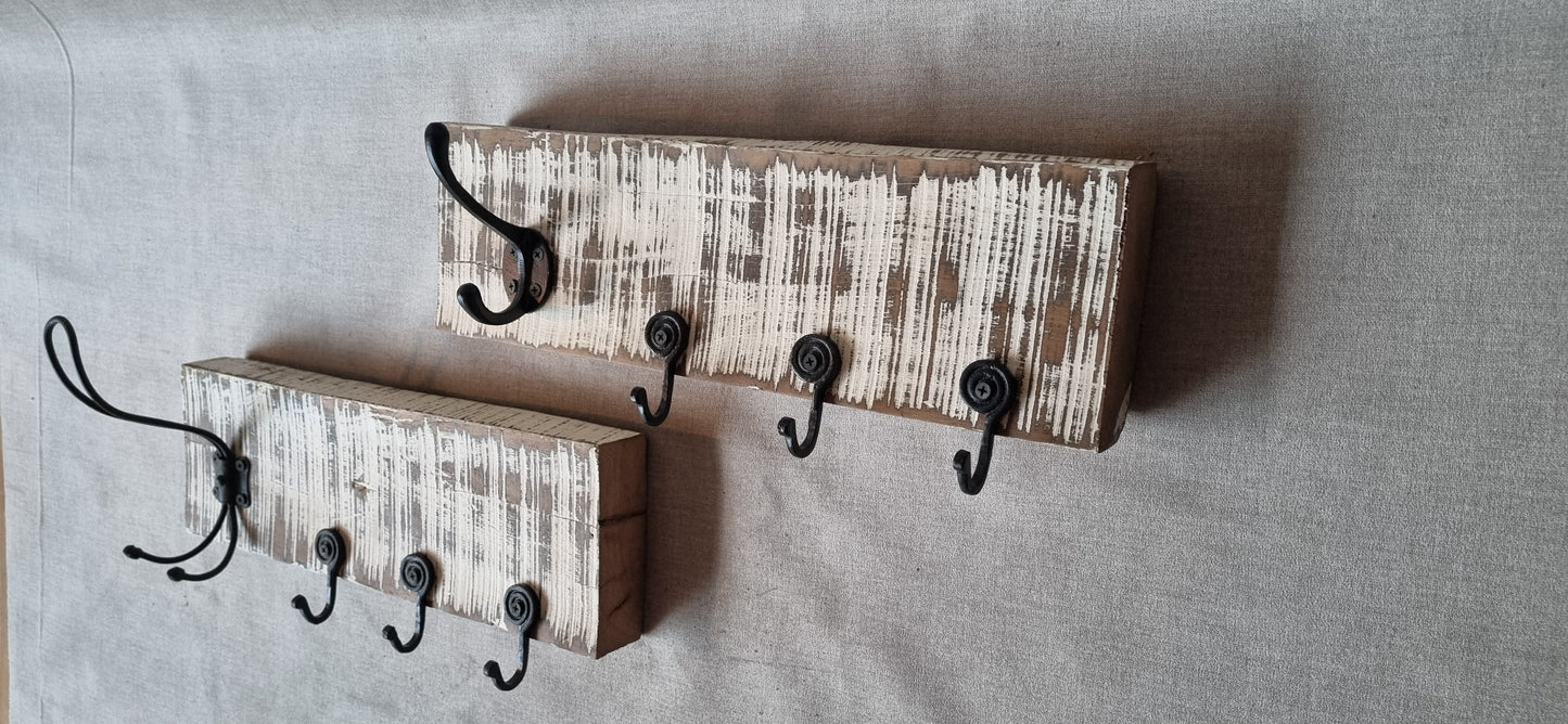Perchero de Madera de Demolición con Ganchos Antiguos – 43 x 13 cm