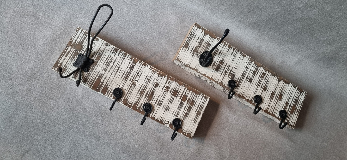 Perchero de Madera de Demolición con Ganchos Antiguos – 43 x 13 cm