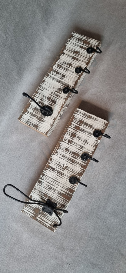 Perchero de Madera de Demolición con Ganchos Antiguos – 43 x 13 cm