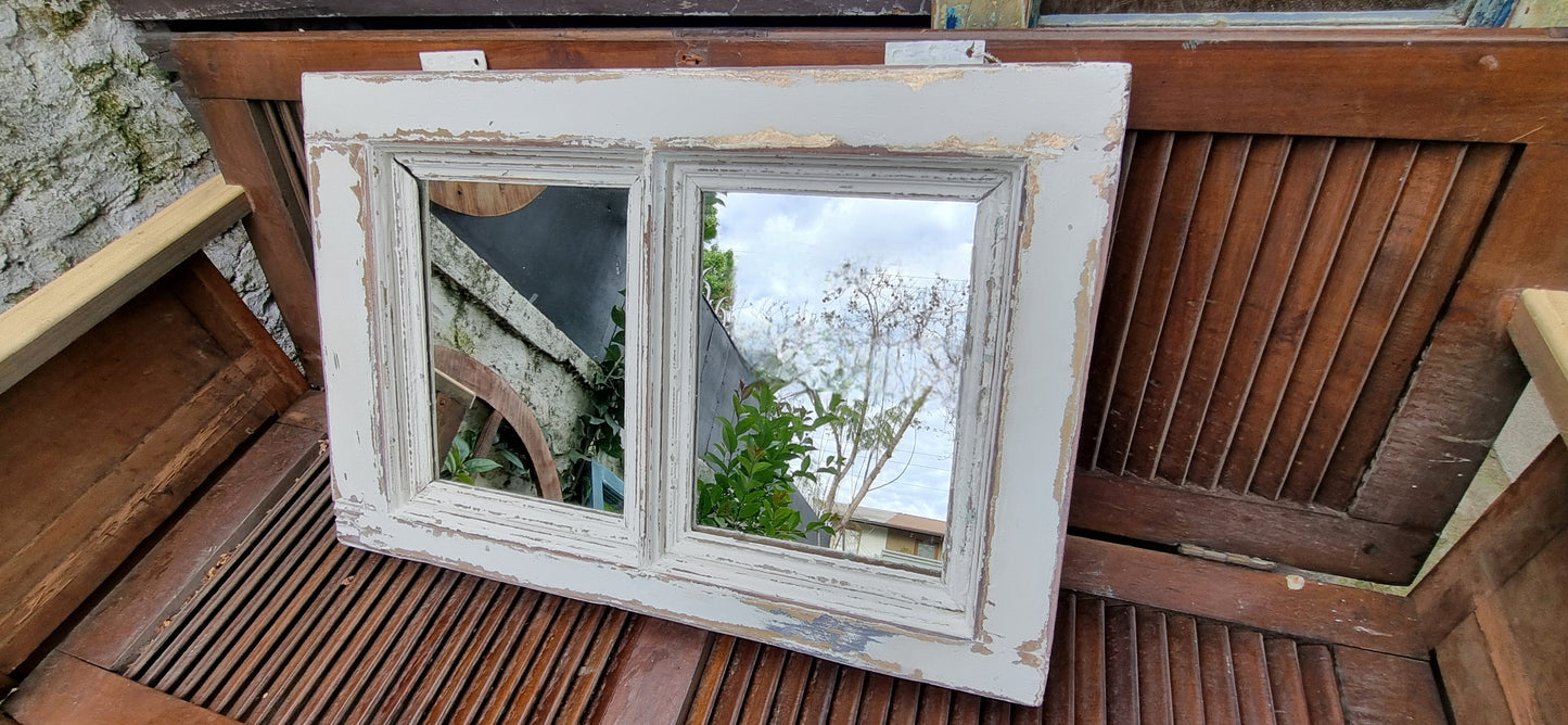 Espejo doble hecho con ventana antigua / blanco dorado y madera