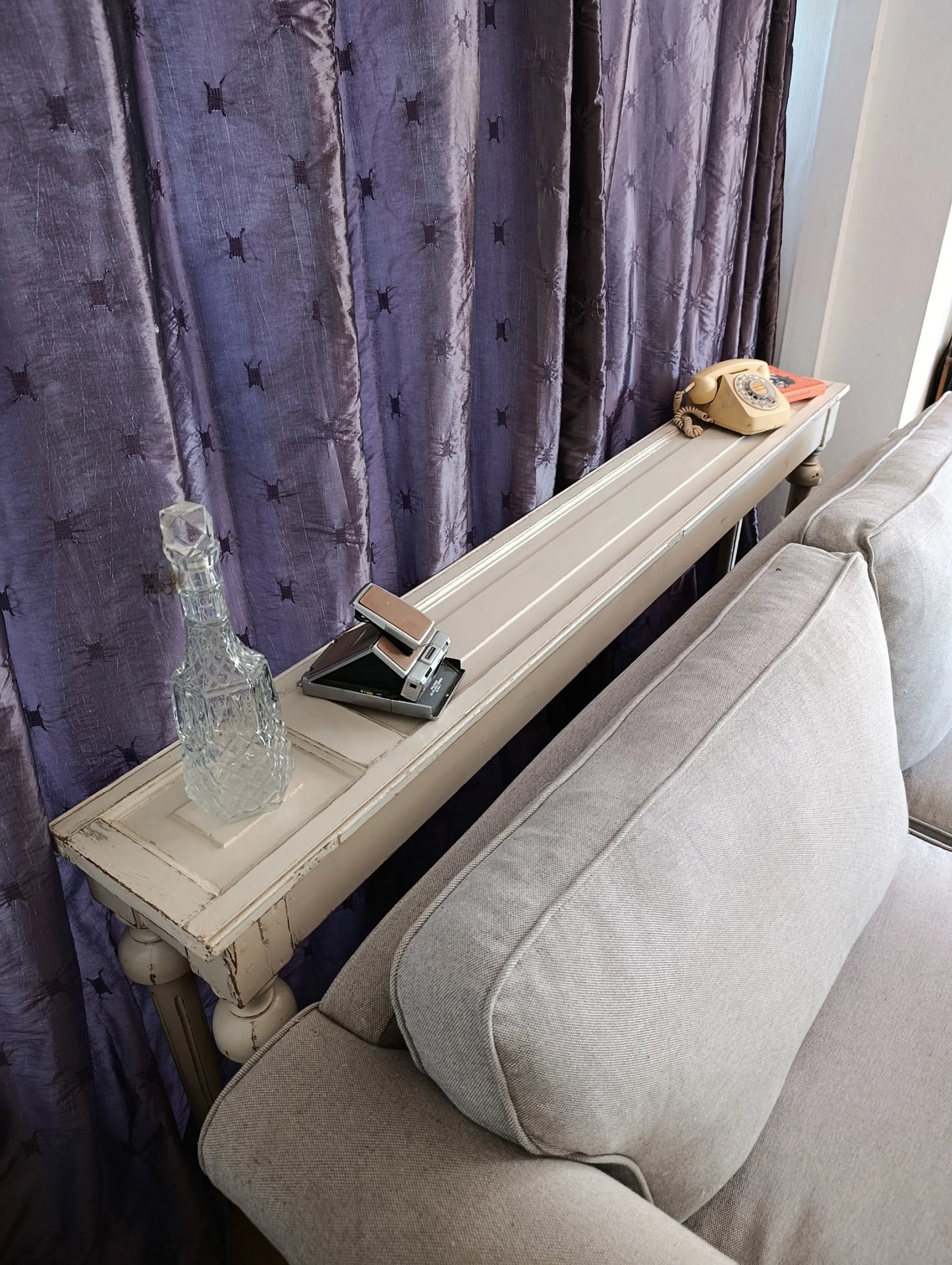 Arrimo_largo_detras_sillon_decorado