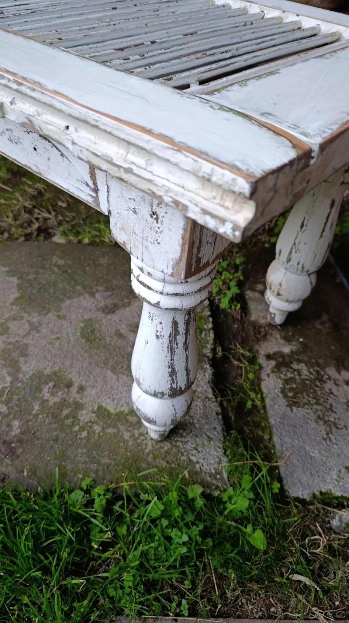 Banqueta con celosía  - pata de madera