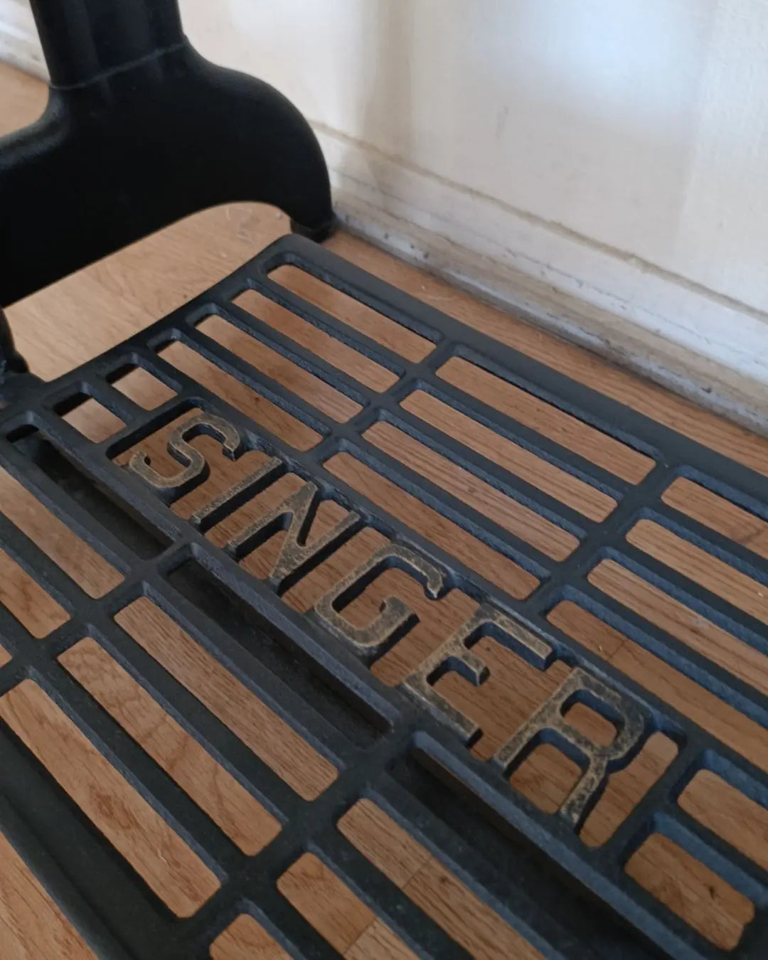 Base-Singer-pedal-hierro-fundido-detalles-dorados