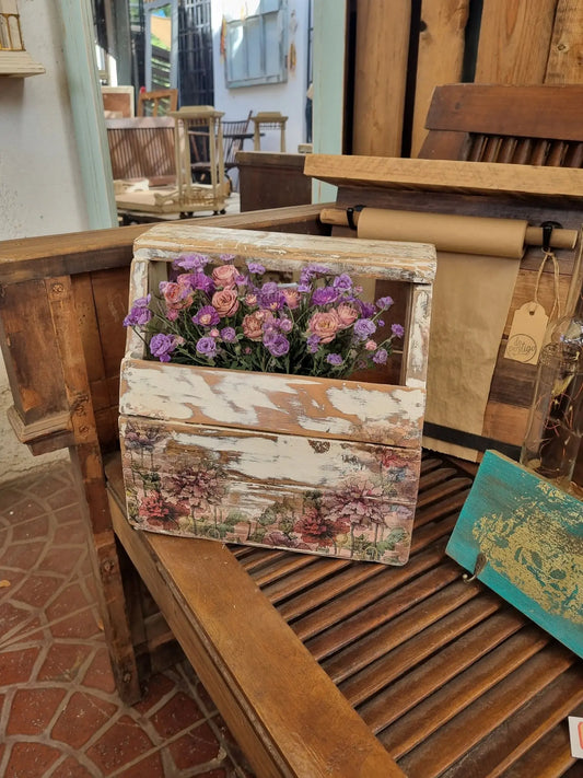 Caja rústica con flores – hecha con un antiguo cajón de gásfiter