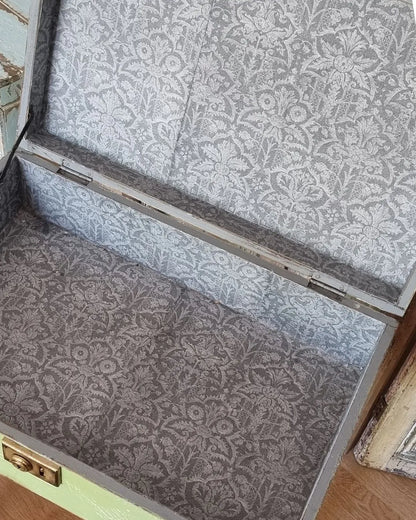 Mesa baúl vintage – Cajon con patitas