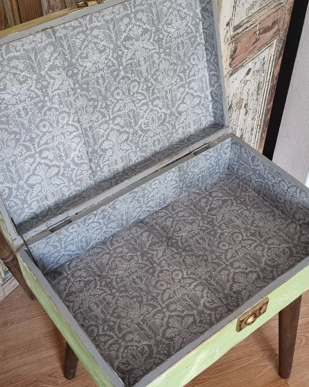 Mesa baúl vintage – Cajon con patitas