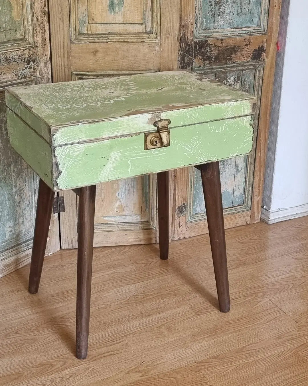 Mesa baúl vintage – Cajon con patitas