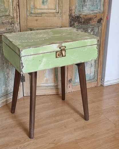Mesa baúl vintage – Cajon con patitas