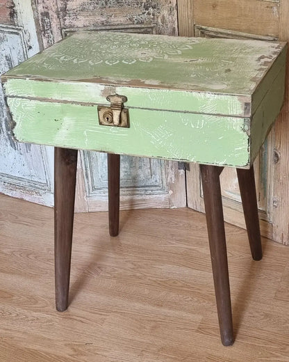 Mesa baúl vintage – Cajon con patitas