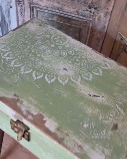 Mesa baúl vintage – Cajon con patitas