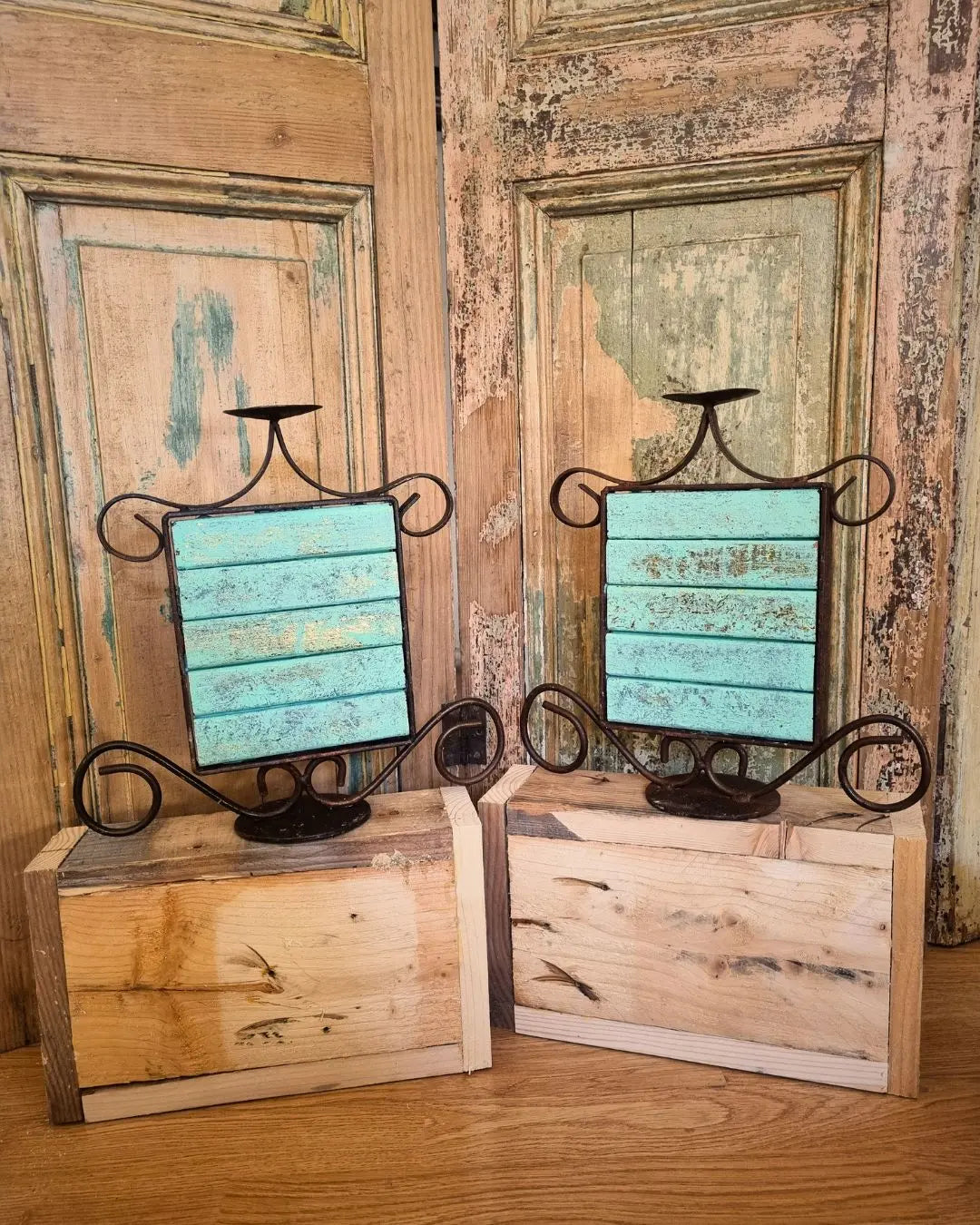 Candelabro de Fierro con diseño en cerámica y madera