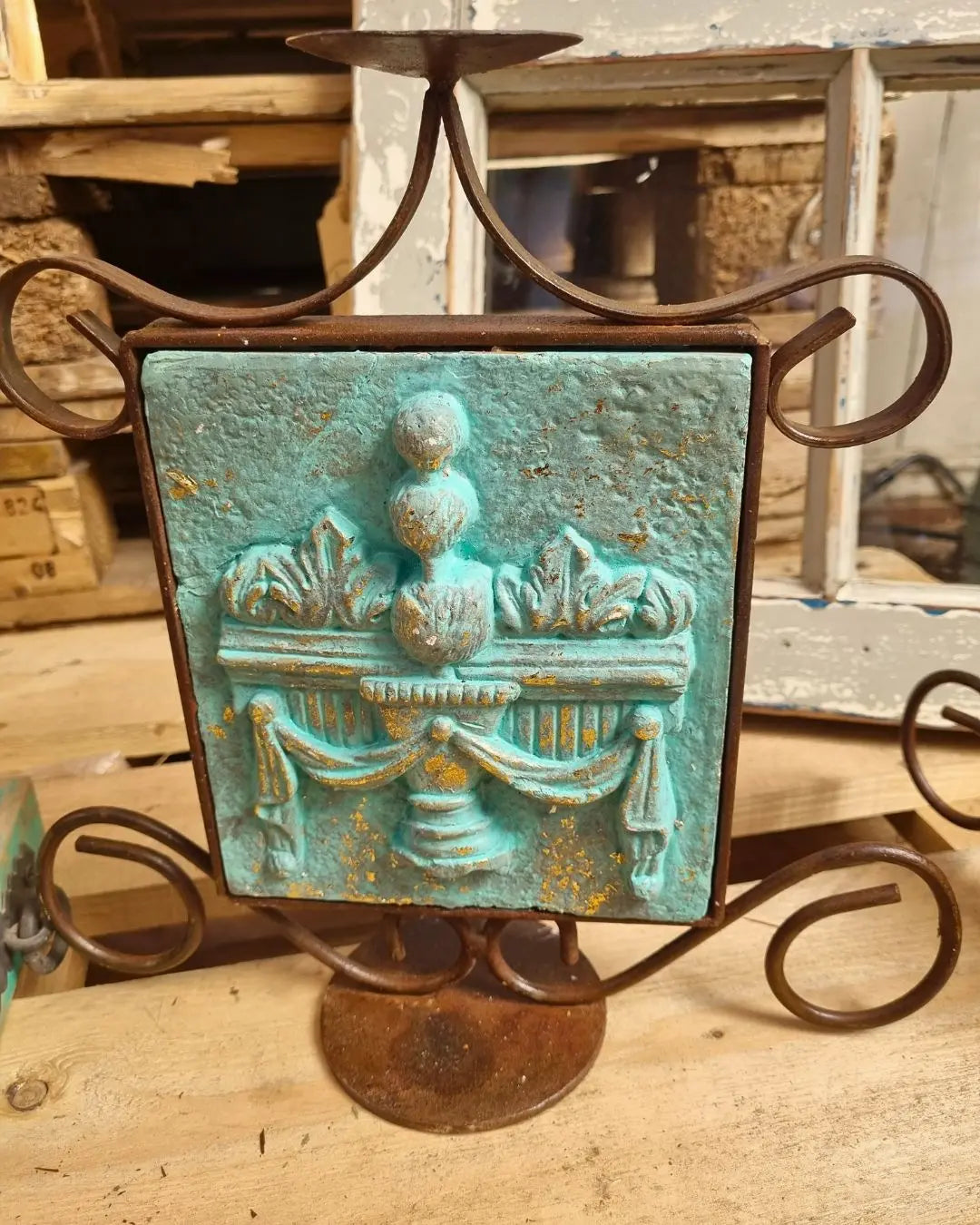 Candelabro de Fierro con diseño en cerámica y madera