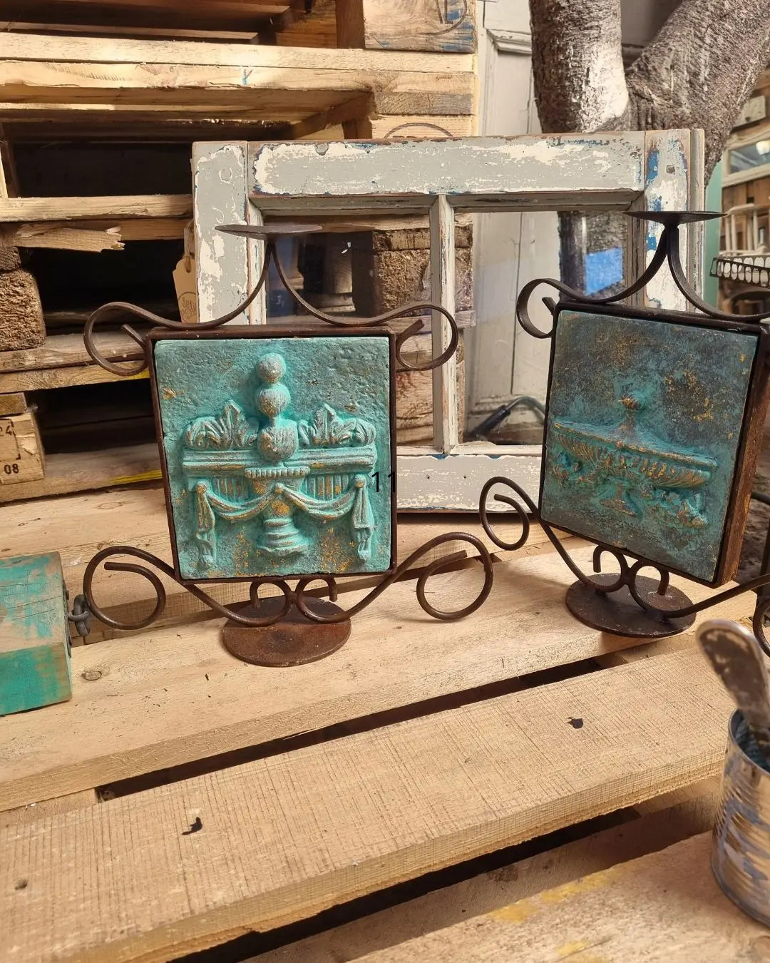Candelabro de Fierro con diseño en cerámica y madera