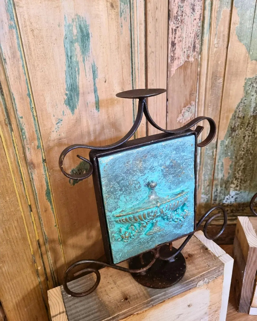 Candelabro de Fierro con diseño en cerámica y madera