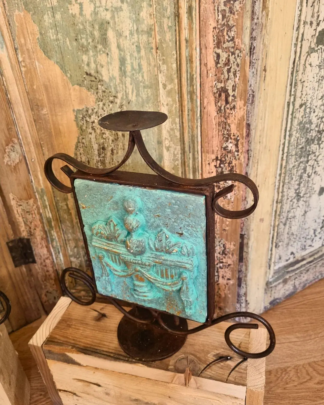 Candelabro de Fierro con diseño en cerámica y madera