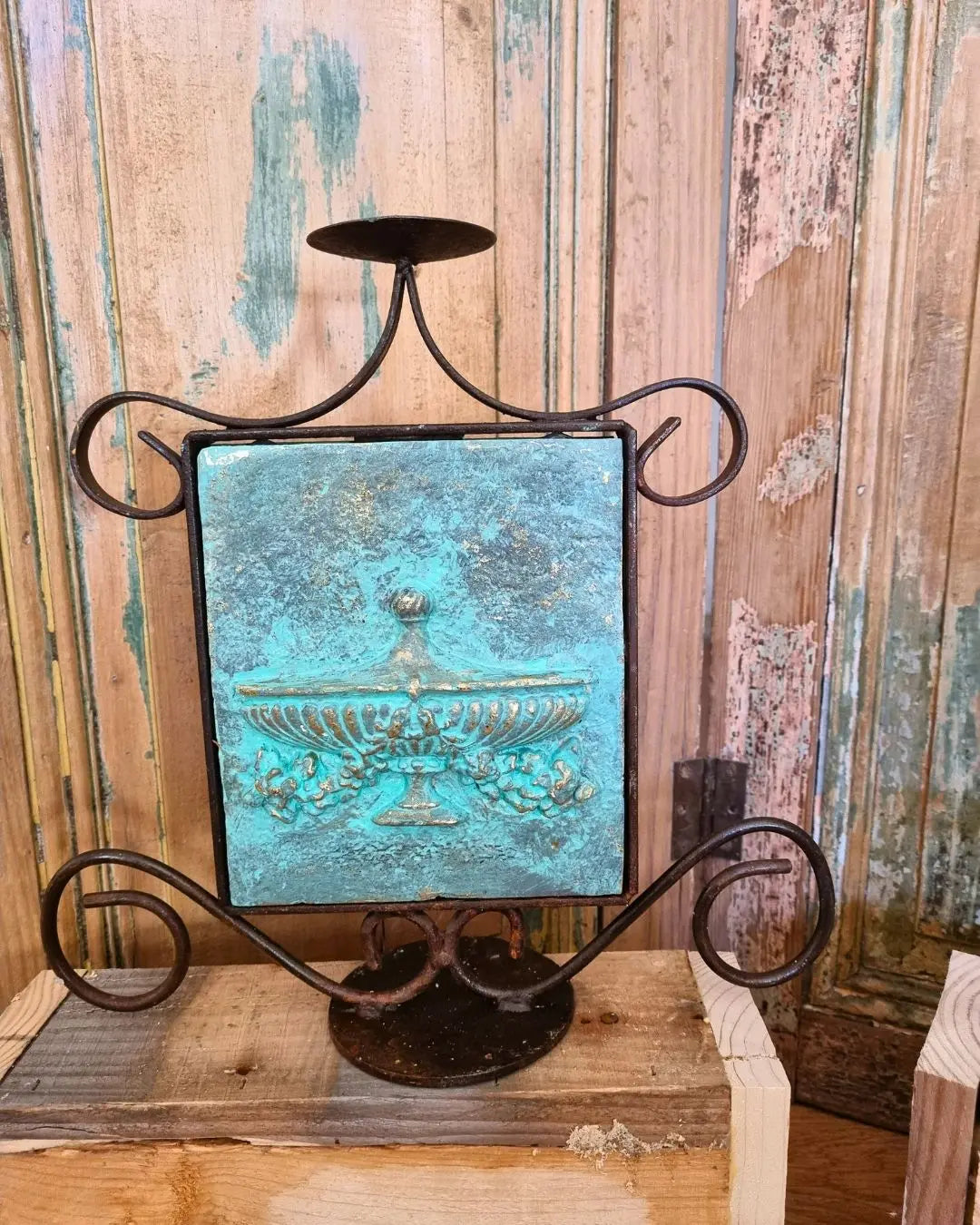 Candelabro de Fierro con diseño en cerámica y madera