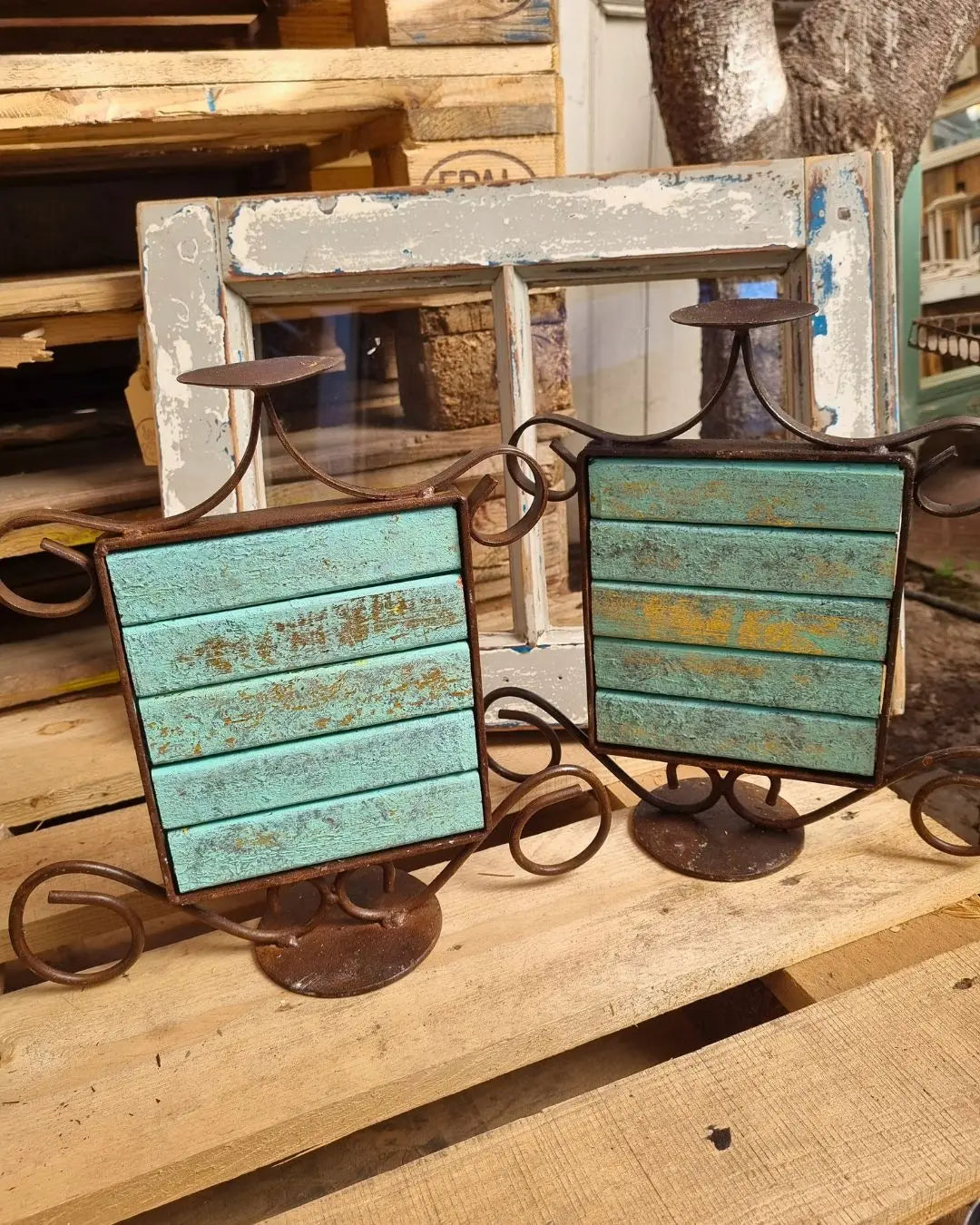Candelabro de Fierro con diseño en cerámica y madera