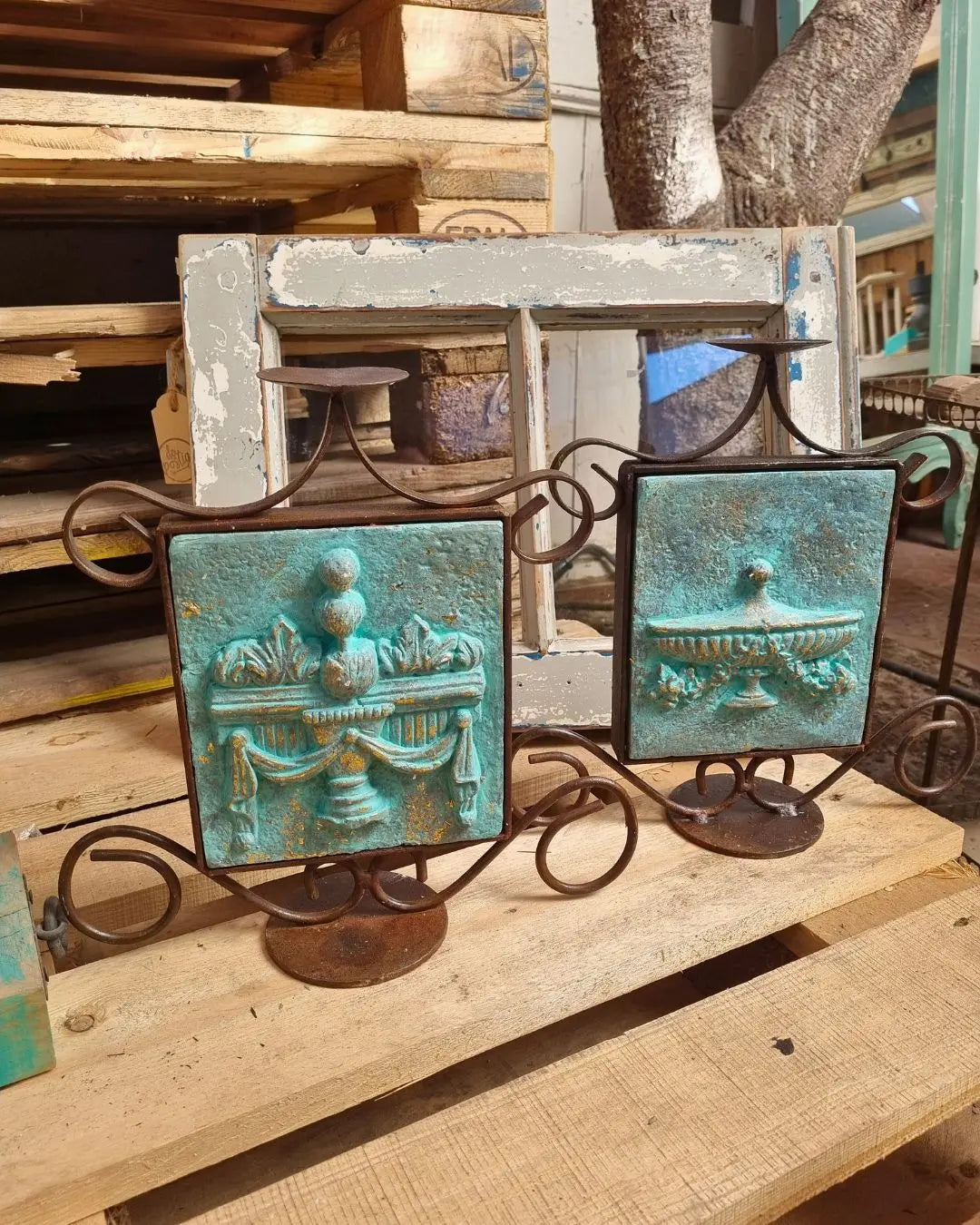 Candelabro de Fierro con diseño en cerámica y madera