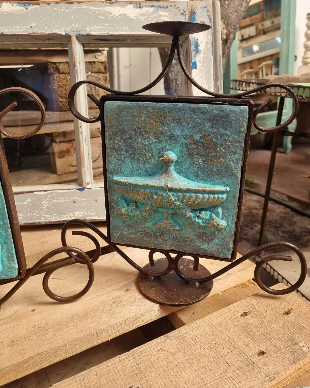 Candelabro de Fierro con diseño en cerámica y madera