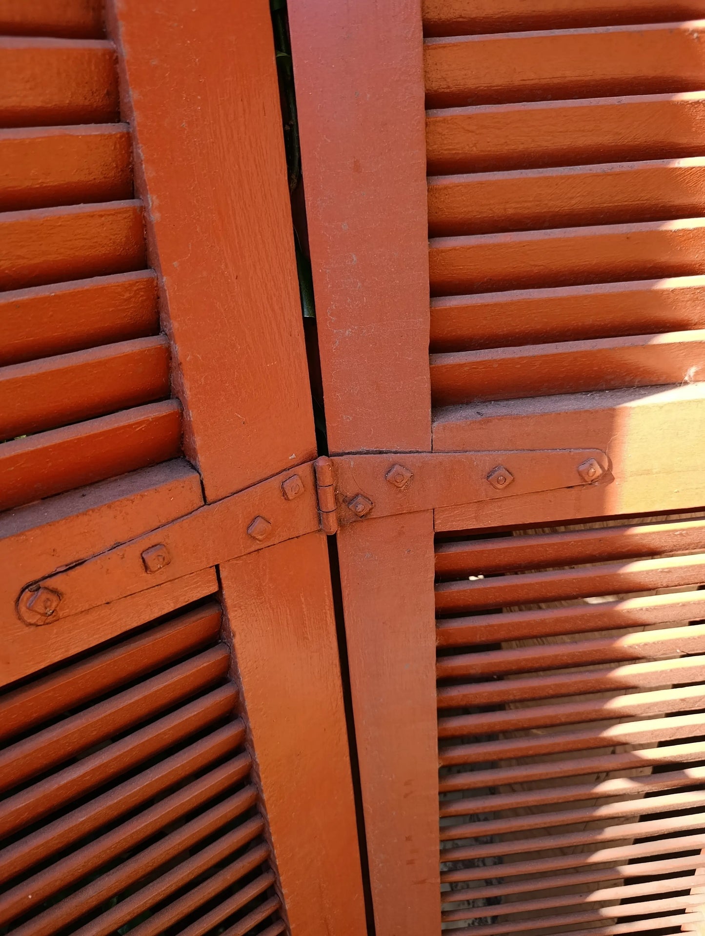 Celosía Antigua de Madera Noble Rescatada – Pieza Única con Historia | dePostigo