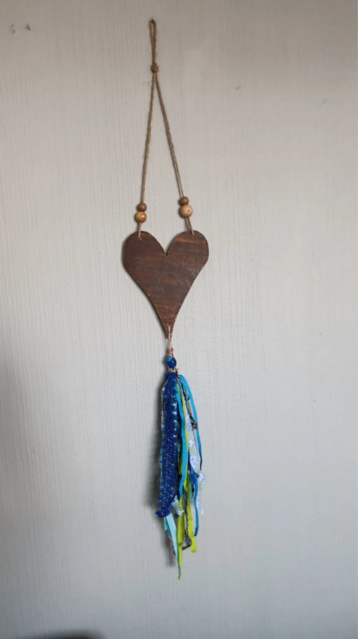 Corazones decorativos de madera reciclada