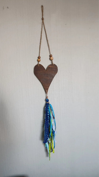 Corazones decorativos de madera reciclada