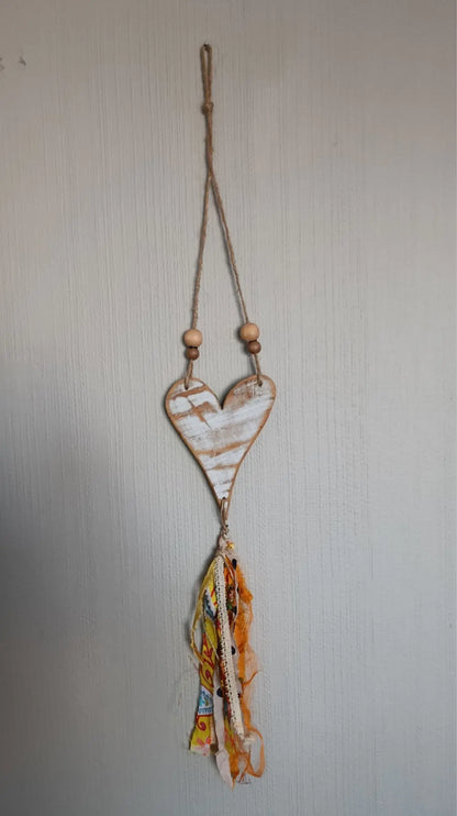 Corazones decorativos de madera reciclada