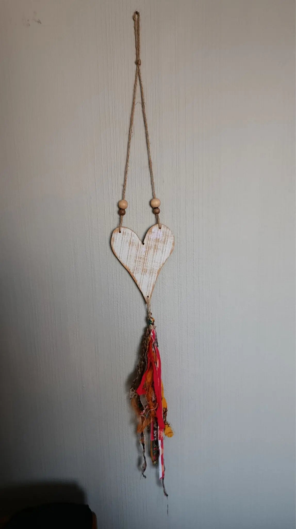 Corazones decorativos de madera reciclada