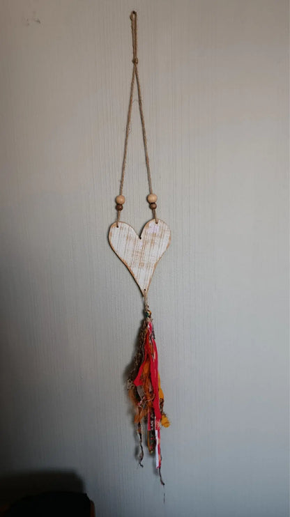 Corazones decorativos de madera reciclada