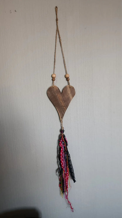 Corazones decorativos de madera reciclada