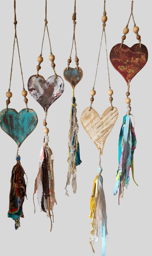 Corazones decorativos de madera reciclada